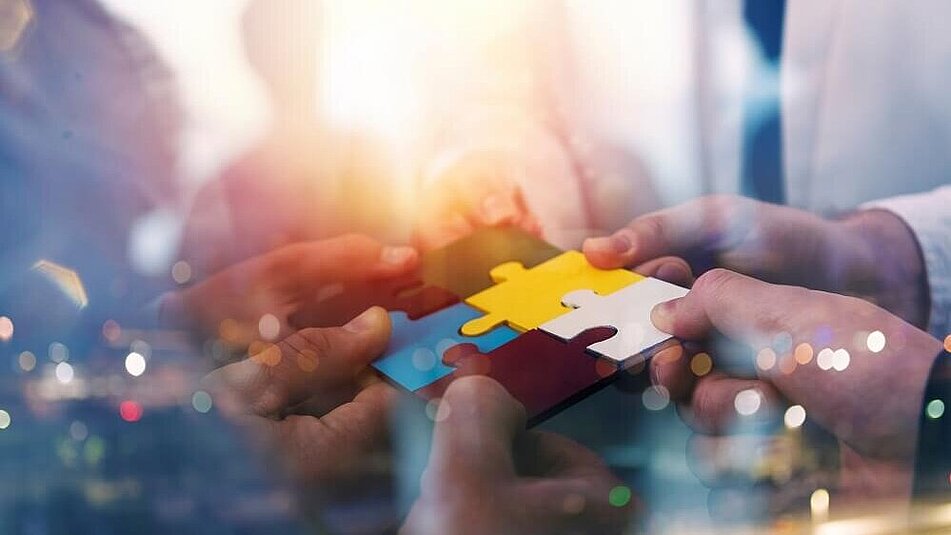 Hände Puzzleteile HR stellt die weichen
