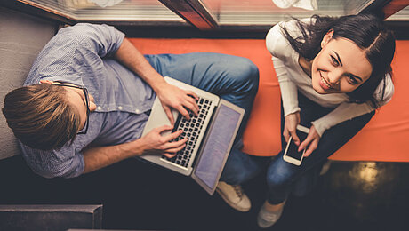 ausbildungsmanagement team mit laptop