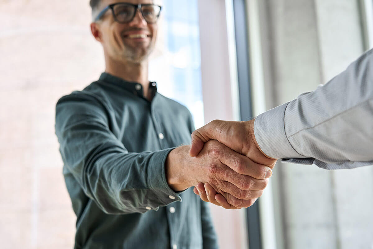 Handschlag zwischen zwei Geschäftspartnern