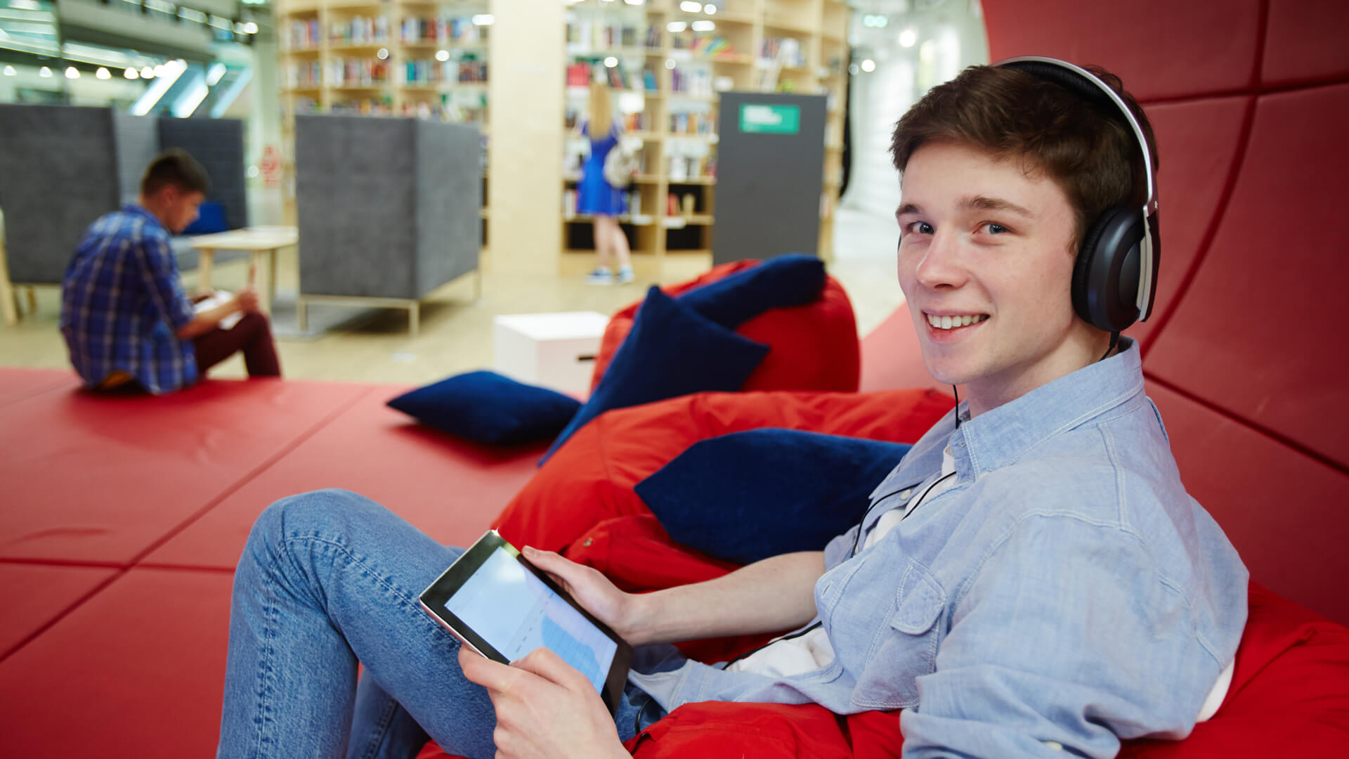 Auszubildender mit Laptop