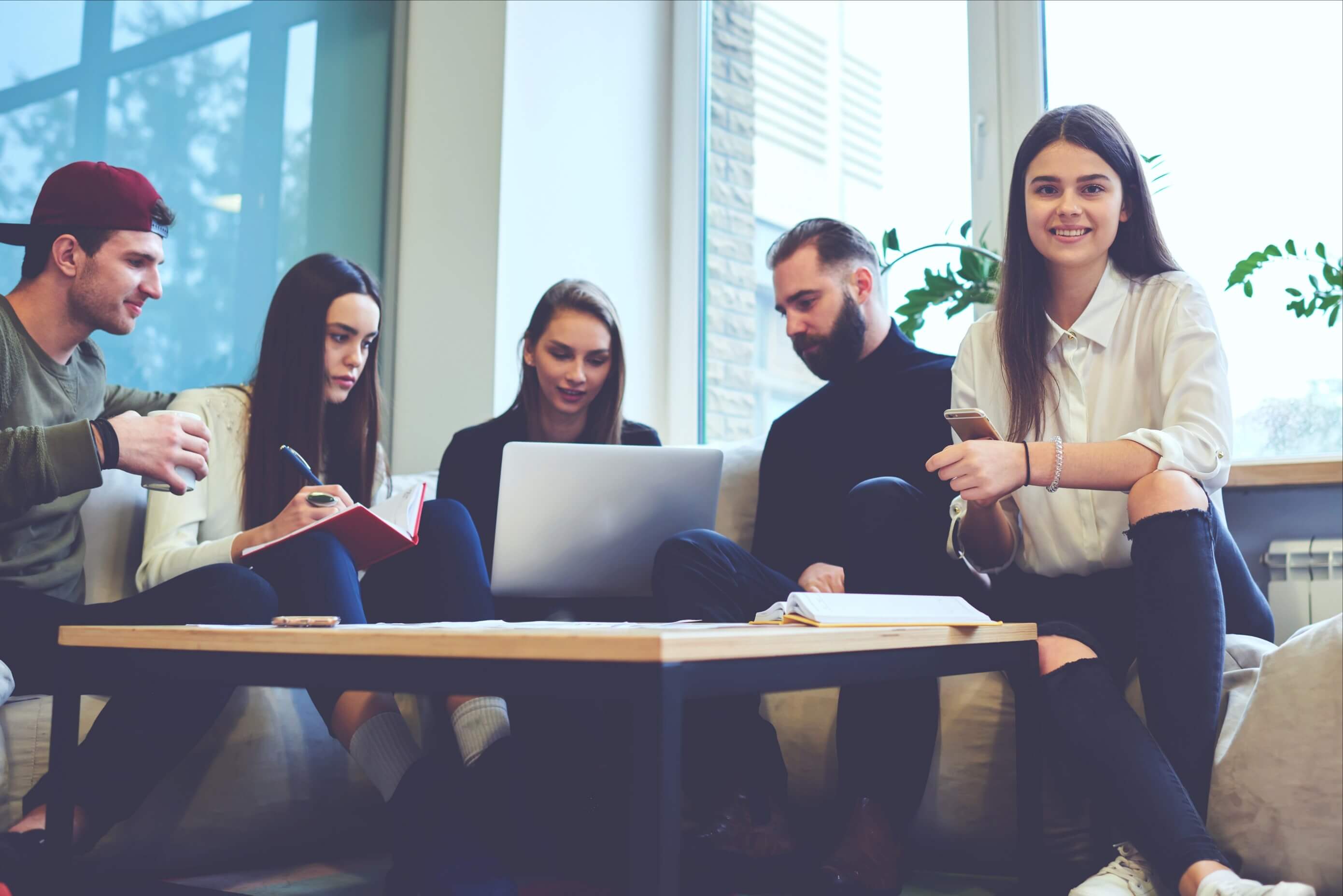 Mehrere Auszubildende am Tisch
